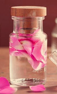 Розовая вода: свойства и применение